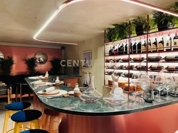 Tirane, jepet me qera ambjent biznesi Kati 0, 300 m² 7.500 € 