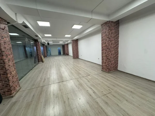 Tirane, jepet me qera ambjent biznesi Kati -1, 150 m² 750 € (Rruga Frederik Shiroka)