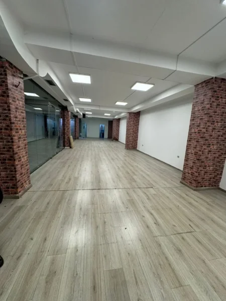 Tirane, jepet me qera ambjent biznesi Kati -1, 150 m² 750 € (Rruga Frederik Shiroka)
