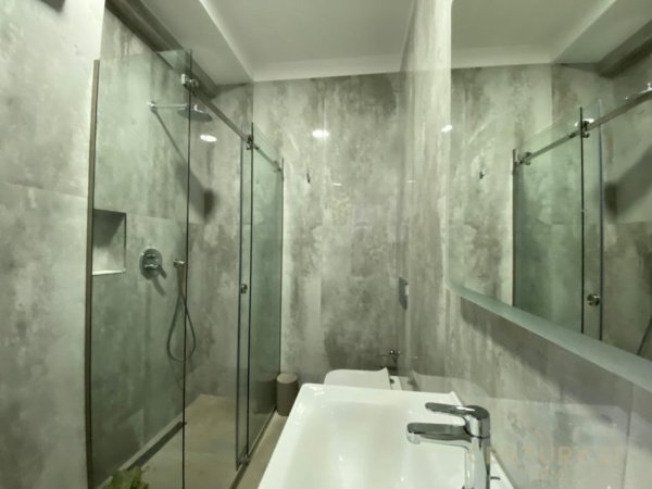 Tirane, jepet me qera ambjent biznesi Kati 7, 95 m² 1.100 € 