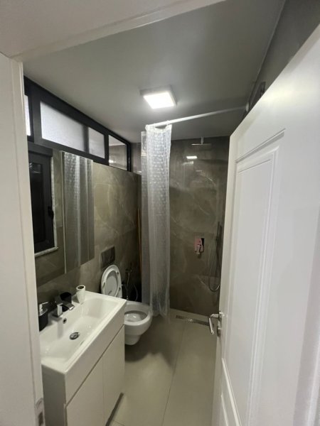 Tirane, jepet me qera apartament 2+1+Aneks+Ballkon Kati 5, 105 m² 1.300 € (Rruga e Kavajes)