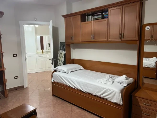 Tirane, jepet me qera apartament 2+1+Aneks+Ballkon Kati 5, 105 m² 1.300 € (Rruga e Kavajes)