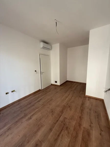 Tirane, jepet me qera apartament 1+1 Kati 7,