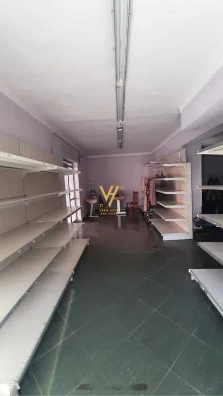 Tirane, jepet me qera dyqan Kati 0, 62 m² 600 € (21 DHJETORI)