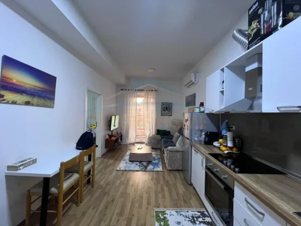 Tirane, jap me qera apartament 1+1+Ballkon Kati 1, 50 m² 400 € (mangalemi)
