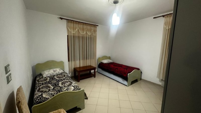 Tirane, jepet me qera Vile 2+1 Kati 1, 120 m² 450 € (Liqeni i Thate/Rr.Ullishtes)