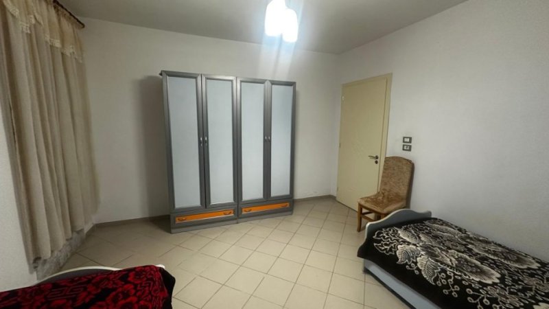 Tirane, jepet me qera Vile 2+1 Kati 1, 120 m² 450 € (Liqeni i Thate/Rr.Ullishtes)