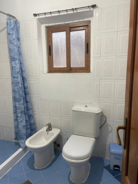 Tirane, jepet me qera Vile 2+1 Kati 1, 120 m² 450 € (Liqeni i Thate/Rr.Ullishtes)