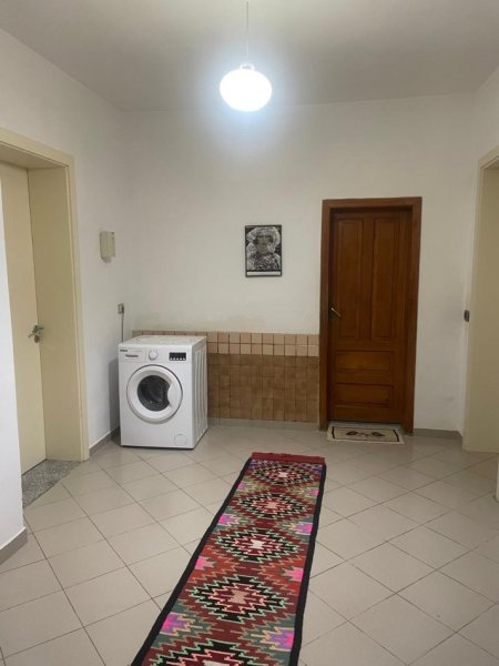 Tirane, jepet me qera Vile 2+1 Kati 1, 120 m² 450 € (Liqeni i Thate/Rr.Ullishtes)
