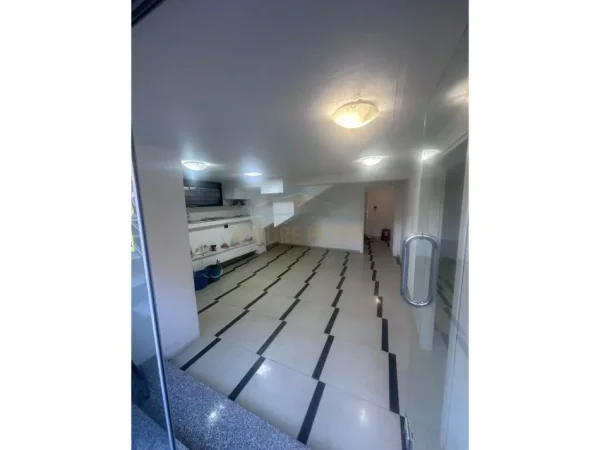 Durres, jepet me qera ambjent biznesi Kati 0, 72 m² 600 € 