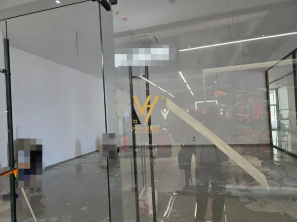 Tirane, jepet me qera zyre Kati 1, 80 m² 1.400 € (RRUGA E KAVAJES)