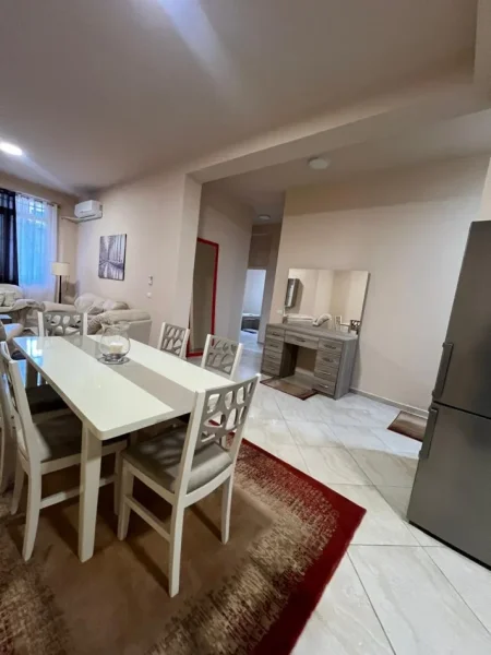 Tirane, jepet me qera apartament 2+1 Kati 1, 500 € (Fresk)
