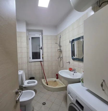 Tirane, jepet me qera apartament 1+1+Ballkon Kati 4, 67 m² 500 € (Kodra e Diellit Rruga Shkelqim Fusha)