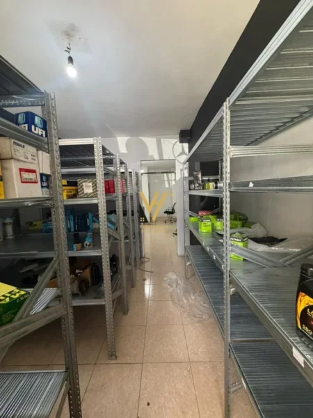 Tirane, jepet me qera dyqan Kati 0, 55 m² 800 € (NISHARAKU)