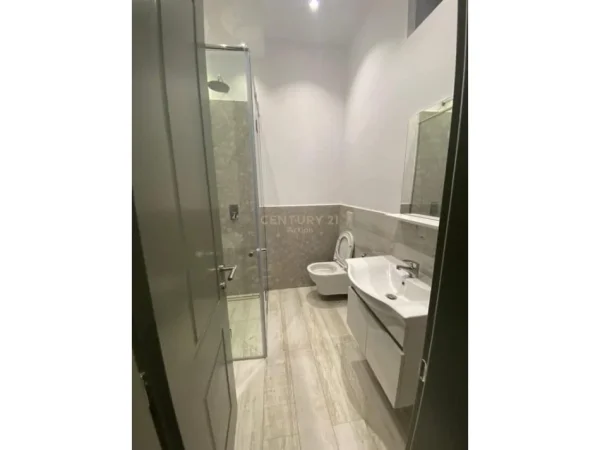 Tirane, jepet me qera apartament 2+1 Kati 1, 90 m² 800 € 