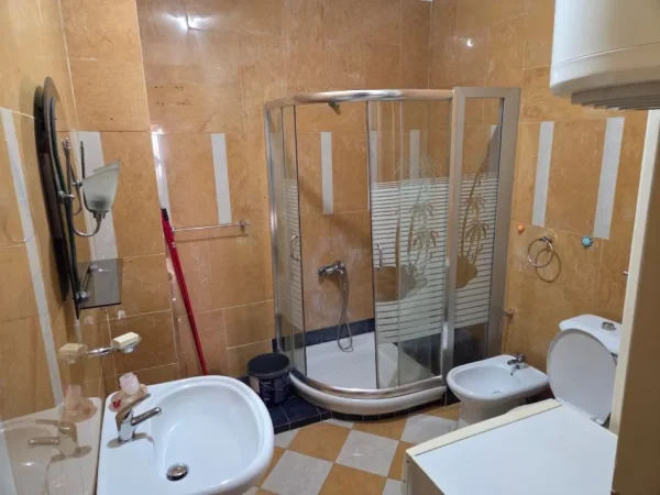 Tirane, jepet me qera apartament 2+1+Ballkon Kati 6, 106 m² 700 € (Siri Kodra)