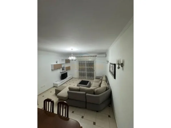 Durres, jepet me qera apartament 3+1 Kati 1, 140 m² 500 € (Ish Rajoni, Durrës)