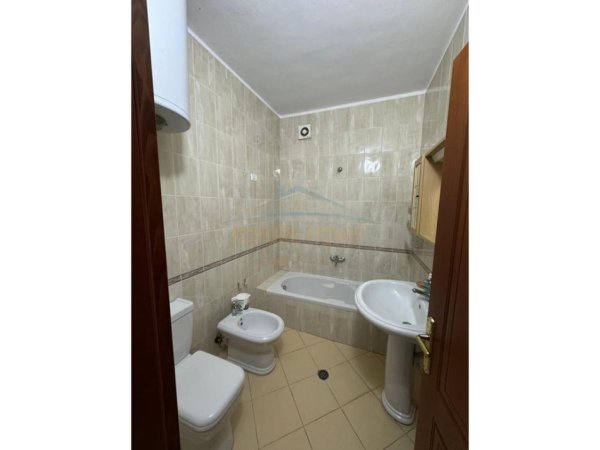 Durres, jepet me qera apartament 3+1 Kati 1, 140 m² 500 € (Ish Rajoni, Durrës)
