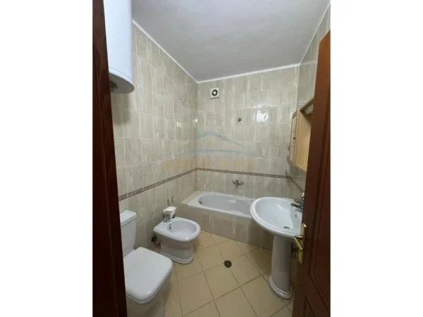 Durres, jepet me qera apartament 3+1 Kati 1, 140 m² 500 € (Ish Rajoni, Durrës)