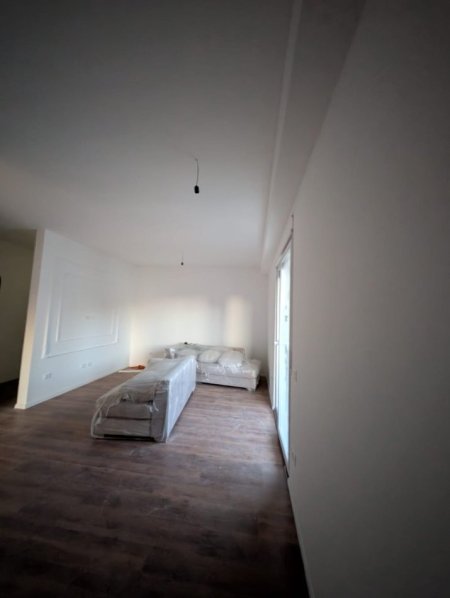 Tirane, jepet me qera apartament 1+1 Kati 5, 65 m² 650 € (Rruga Egnatia)