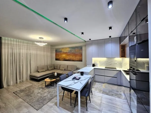 Tirane, jepet me qera apartament 2+1 Kati 5, 109 m² 800 € (astir)