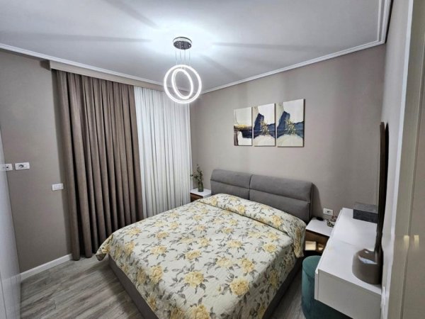 Tirane, jepet me qera apartament 2+1 Kati 5, 109 m² 800 € (astir)