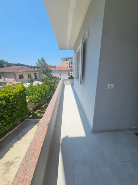 Tirane, jepet me qera apartament 2+1+Ballkon Kati 2, 550 € (Vilat Gjermane)