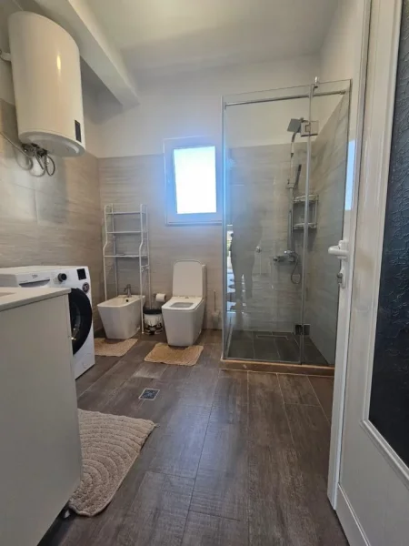 Tirane, jepet me qera apartament 2+1+Ballkon Kati 2, 550 € (Vilat Gjermane)