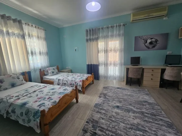 Tirane, jepet me qera apartament 2+1+Ballkon Kati 2, 550 € (Vilat Gjermane)