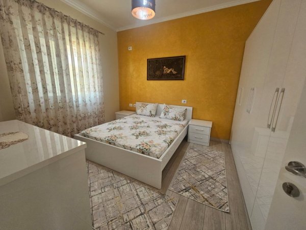 Tirane, jepet me qera apartament 2+1+Ballkon Kati 2, 550 € (Vilat Gjermane)