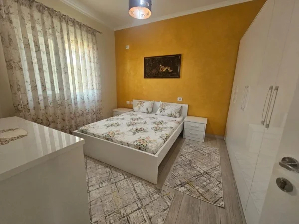 Tirane, jepet me qera apartament 2+1+Ballkon Kati 2, 550 € (Vilat Gjermane)