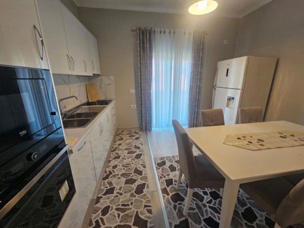 Tirane, jepet me qera apartament 2+1+Ballkon Kati 2, 550 € (Vilat Gjermane)