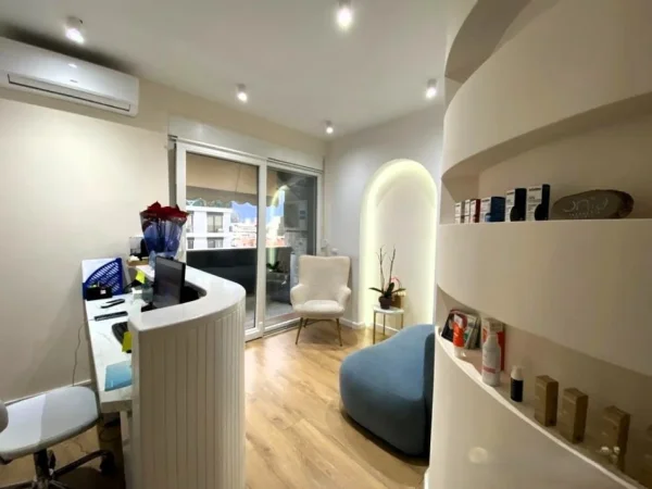 Tirane, jepet me qera ambjent biznesi Kati 7, 95 m² 1.100 € (komuna e parisit)