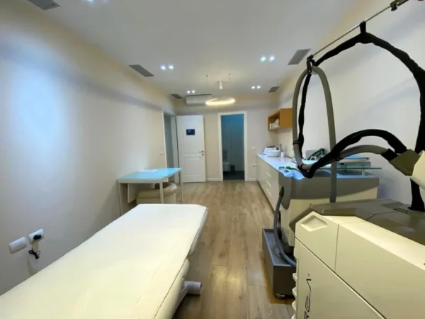 Tirane, jepet me qera ambjent biznesi Kati 7, 95 m² 1.100 € (komuna e parisit)