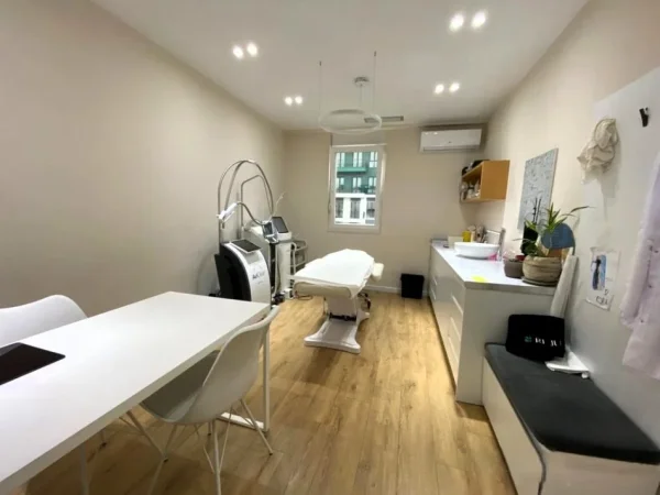 Tirane, jepet me qera ambjent biznesi Kati 7, 95 m² 1.100 € (komuna e parisit)