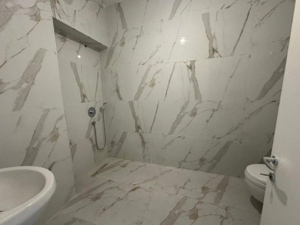 Tirane, shitet apartament 2+1+Aneks+Ballkon Kati 10, 110 m² 283.000 € (Rr. Barrikadave)