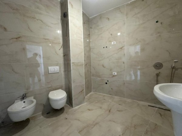 Tirane, shitet apartament 2+1+Aneks+Ballkon Kati 10, 110 m² 283.000 € (Rr. Barrikadave)