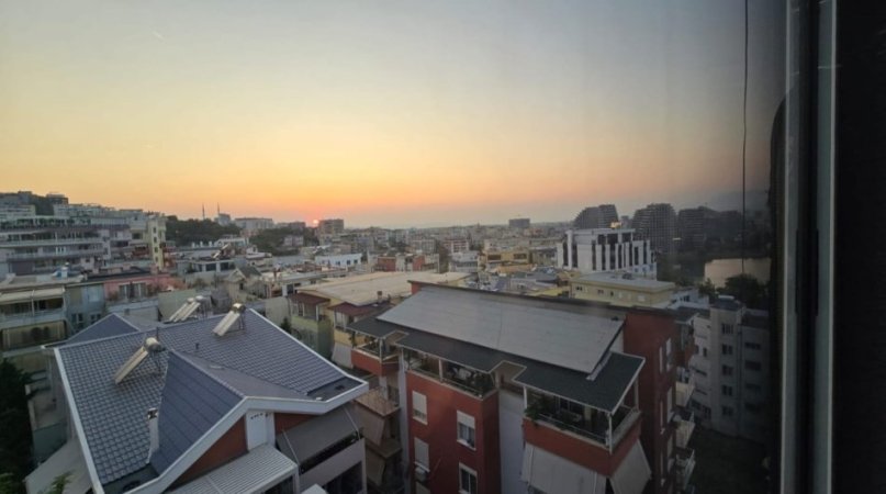 Tirane, jepet me qera apartament 1+1+Ballkon Kati 4, 550 € (Liqeni i Thatë)