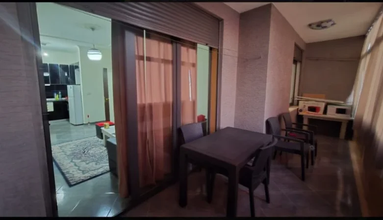Tirane, jepet me qera apartament 1+1+Ballkon Kati 4, 550 € (Liqeni i Thatë)