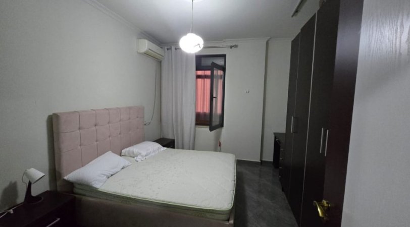 Tirane, jepet me qera apartament 1+1+Ballkon Kati 4, 550 € (Liqeni i Thatë)