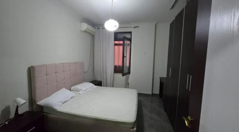 Tirane, jepet me qera apartament 1+1+Ballkon Kati 4, 550 € (Liqeni i Thatë)