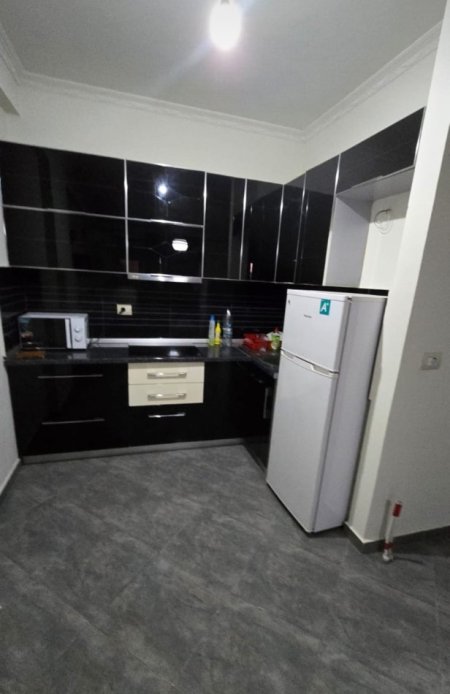 Tirane, jepet me qera apartament 1+1+Ballkon Kati 4, 550 € (Liqeni i Thatë)