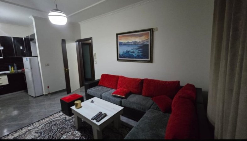 Tirane, jepet me qera apartament 1+1+Ballkon Kati 4, 550 € (Liqeni i Thatë)