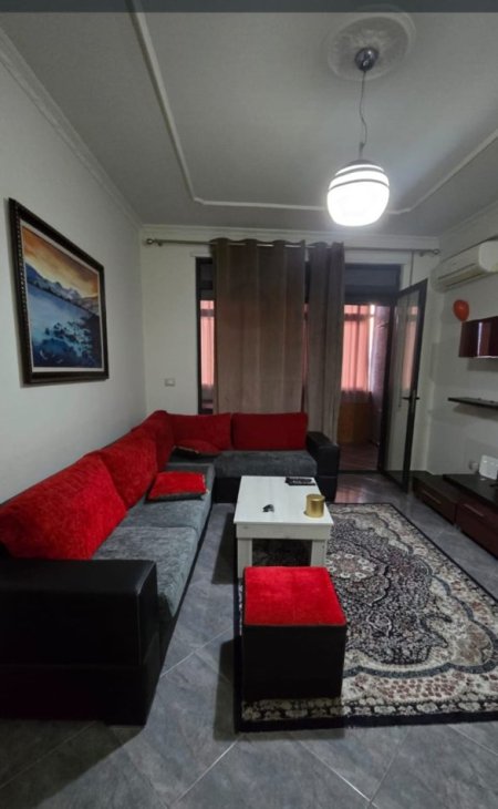 Tirane, jepet me qera apartament 1+1+Ballkon Kati 4, 550 € (Liqeni i Thatë)