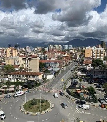 Tirane, jepet me qera apartament 1+1+Ballkon Kati 3, 58 m² 500 € (Komuna e Parisit)