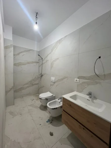 Tirane, jepet me qera zyre Kati 1, 100 m² 650 € (Kompleksi AURA)
