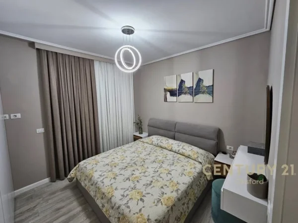 Tirane, jepet me qera apartament 2+1+Aneks+Ballkon Kati 5, 109 m² 800 € (Unaze e re)