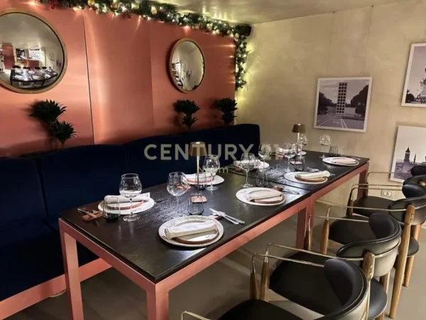 Tirane, jepet me qera bar-resorant Kati 0, 300 m² 7.500 € (Rr.e Elbasanit)