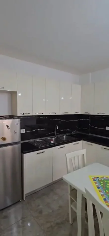 Tirane, jepet me qera apartament 2+1 Kati 3, 90 m² 700 € (Don Bosko)