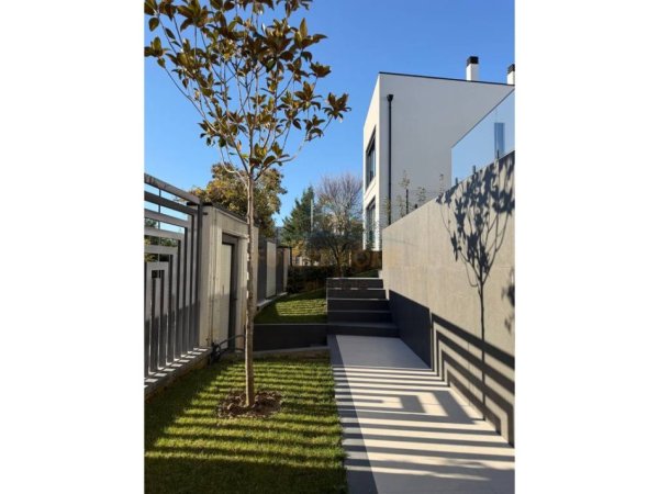 JEPET ME QERA VILE MODERNE PRANE TEG